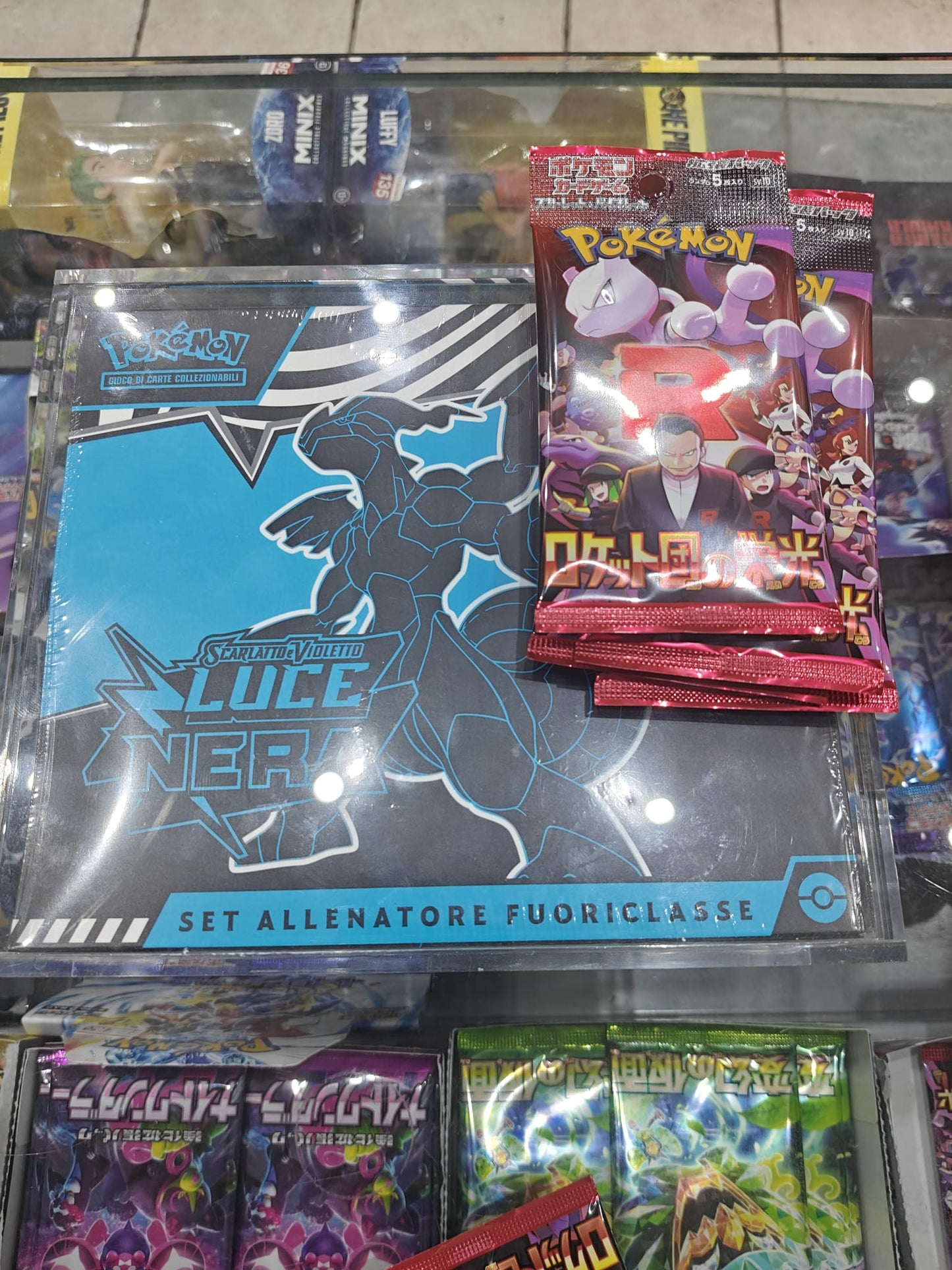 Bundle Set Allenatore Fuoriclasse Pokemon - Luce Nera ITA + 4 Bustine Rocket (Jap)