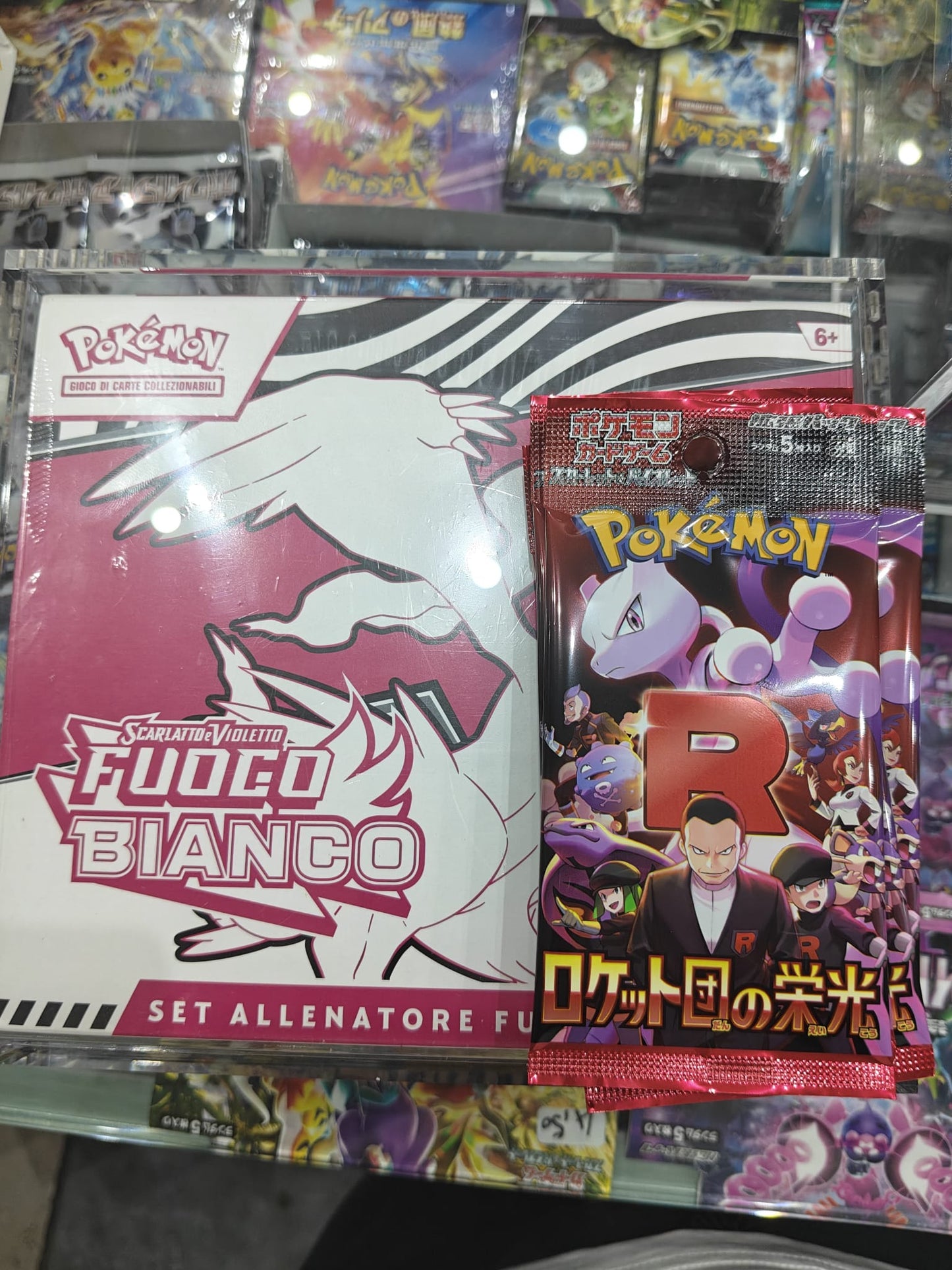Bundle Set Allenatore Fuoriclasse Pokemon - Fuoco Bianco ITA + 4 Bustine Rocket (Jap)