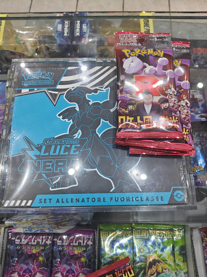Bundle Set Allenatore Fuoriclasse Pokemon - Luce Nera ITA + 4 Bustine Rocket (Jap)