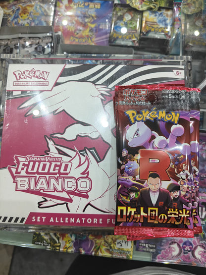 Bundle Set Allenatore Fuoriclasse Pokemon - Fuoco Bianco ITA + 4 Bustine Rocket (Jap)